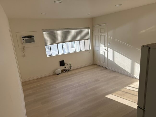 Building Photo - 2022 E 2nd St