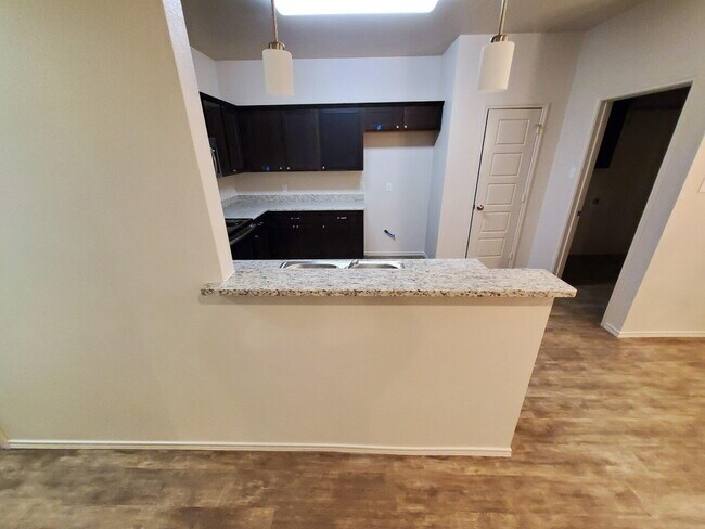 Building Photo - 6, 9 or 12 month Lease! Cooper Schools/ So...