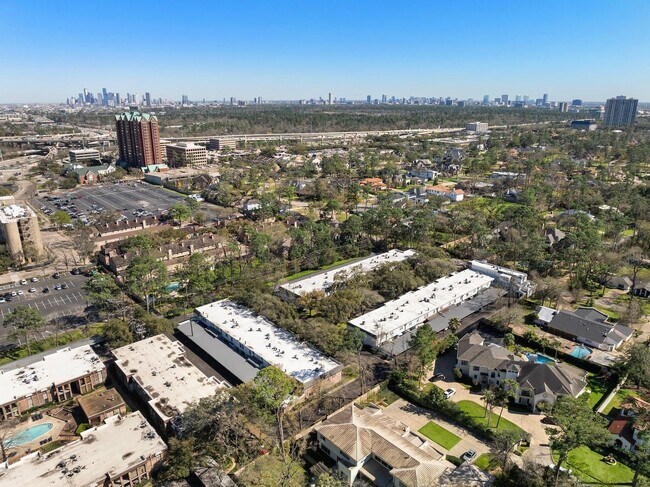 Building Photo - 8954 Chatsworth Dr