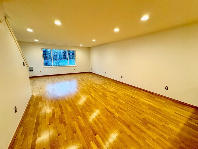 Building Photo - 1222 E Fir St