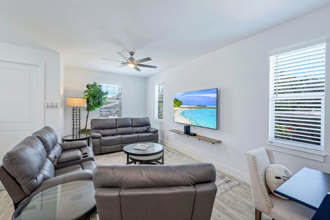 Building Photo - Relaxation & Recreation Await in This Napl...