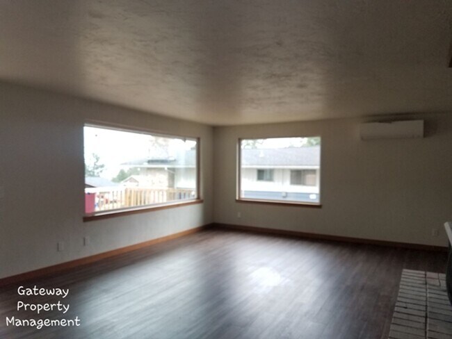 Building Photo - 3 Bedroom in town with a view!