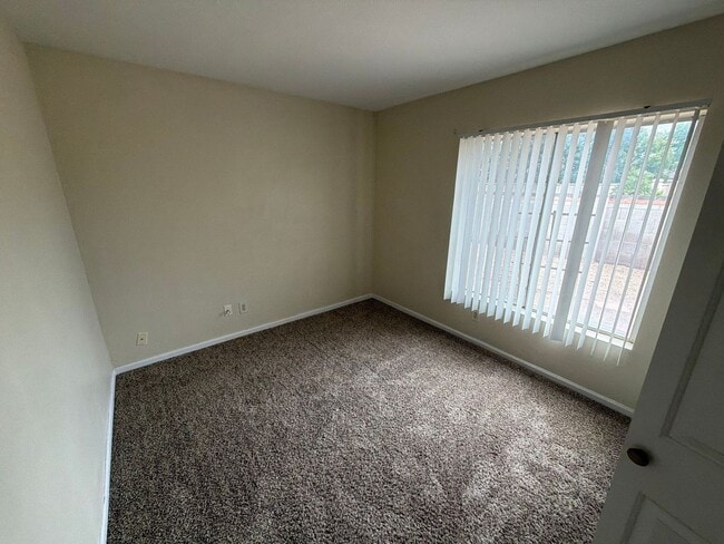 Building Photo - 837 N Oak Ct
