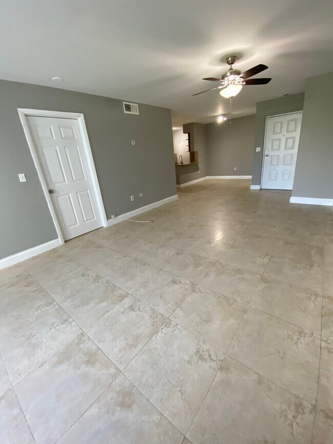 Building Photo - 2820 N Oakland Forest Dr