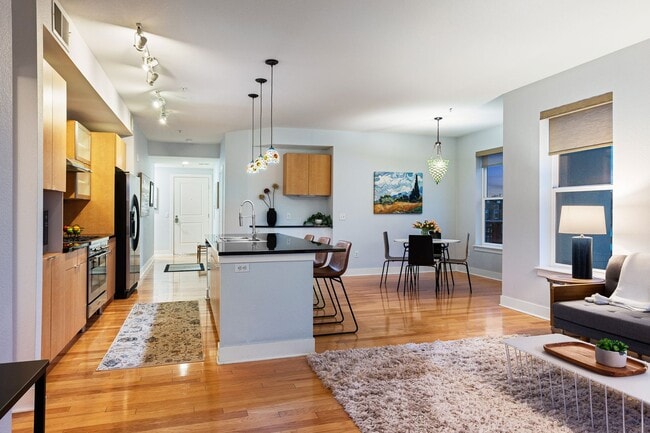 Building Photo - Gorgeous condo with city views