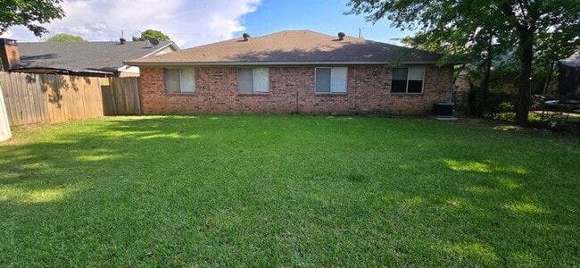 Building Photo - Beautiful 2-Bedroom Duplex in Longview! Co...