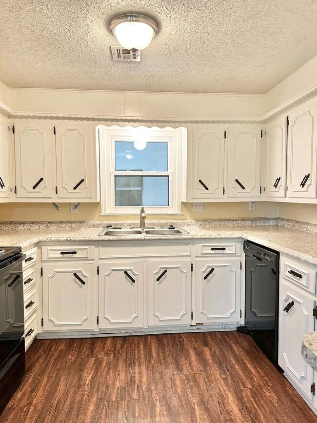Building Photo - Claremore Farmhouse