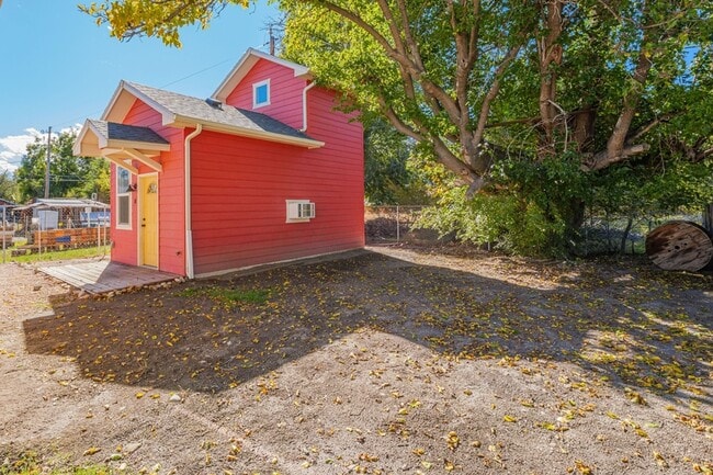 Building Photo - 303 Mountain View St