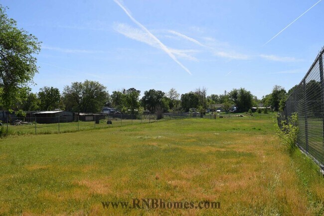 Building Photo - 440 Lampasas Ave