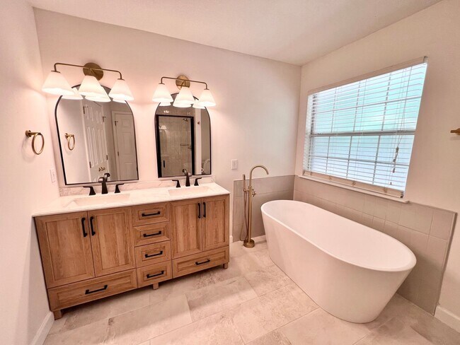 Building Photo - Charming Home - Newly Renovated