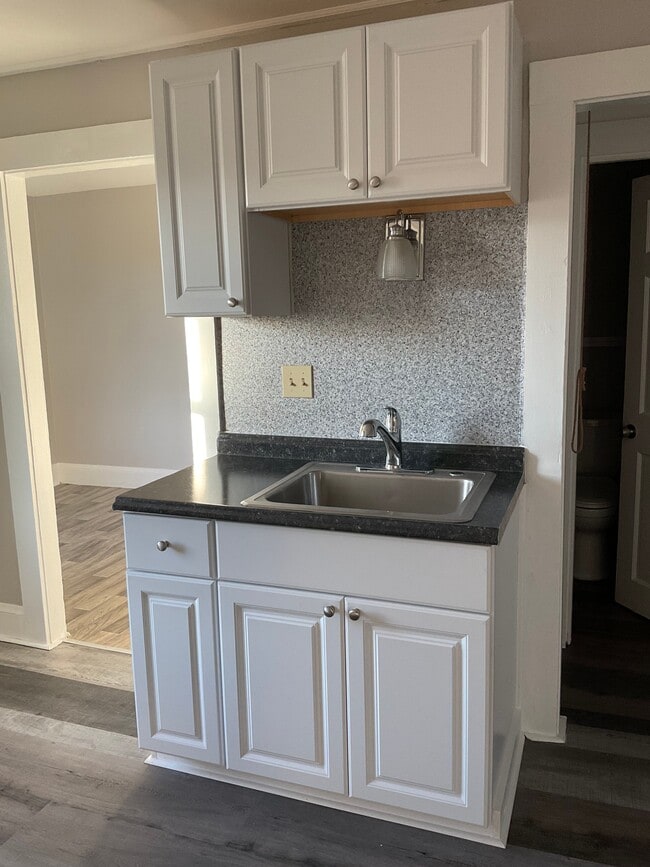 Building Photo - 16 Lake St