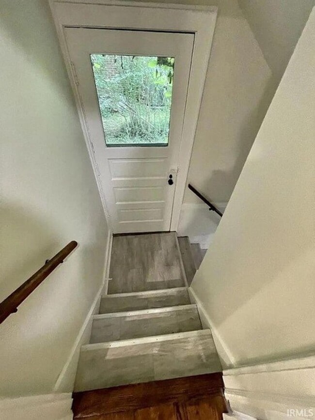 Building Photo - 611 S Eagleson Ave