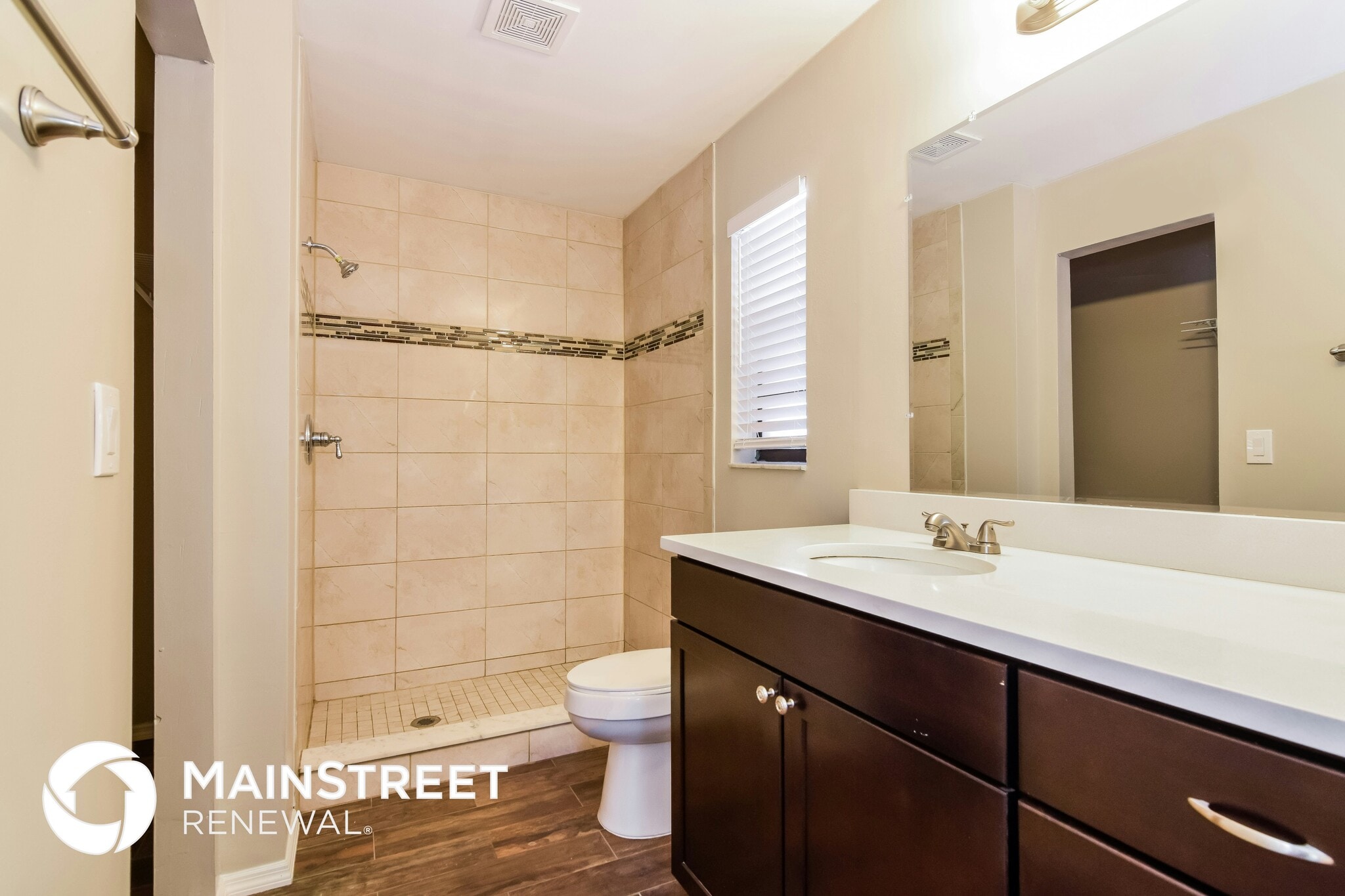 Building Photo - 1805 Lk Crst Ave