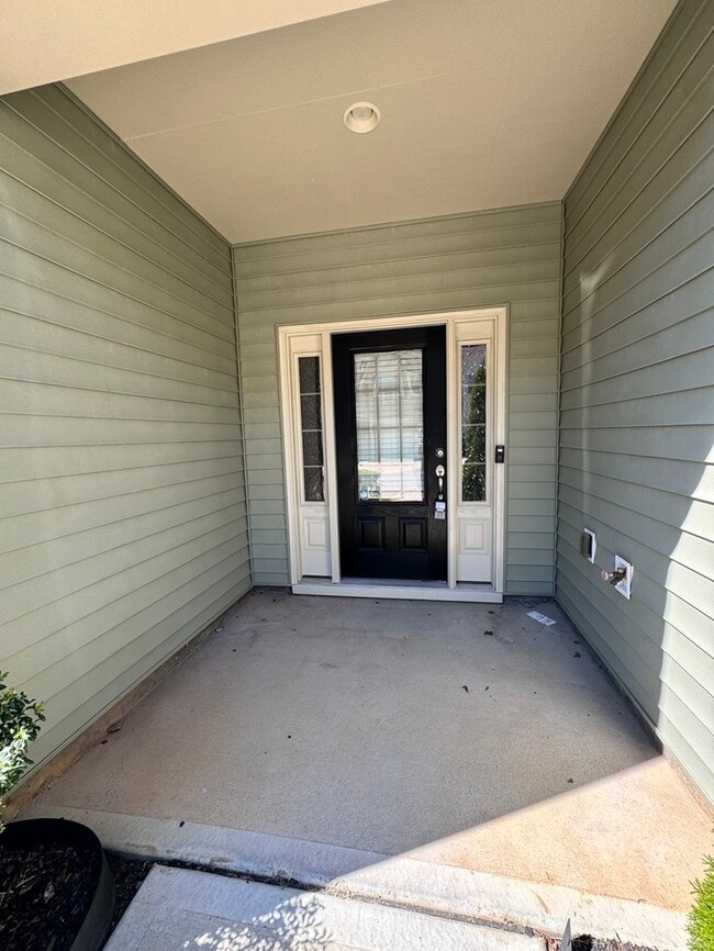 Building Photo - MOVE IN READY! 3 Bed 2.5 Bath Town Home