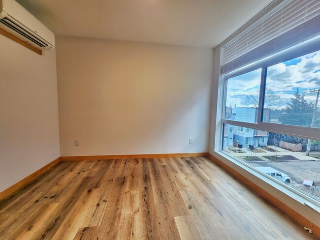 Building Photo - Beautiful 2 Bed 1.75 Bath Townhome in Central District