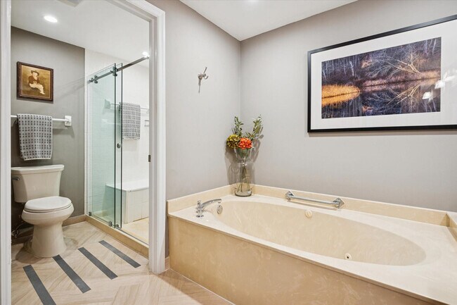 Building Photo - 4112 W Palm Aire Dr