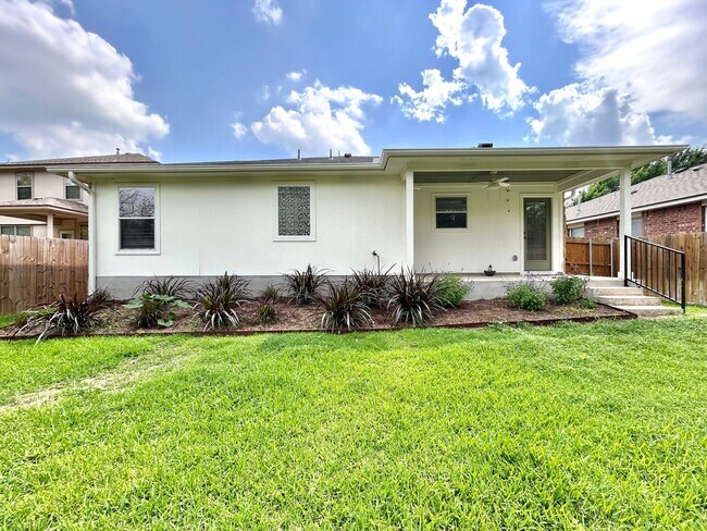 Building Photo - 3/BR 2/BA Bath Home with Fully Equipped Ki...