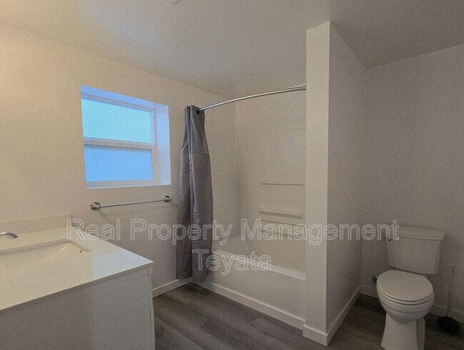 Building Photo - 2475 Yew Street Rd