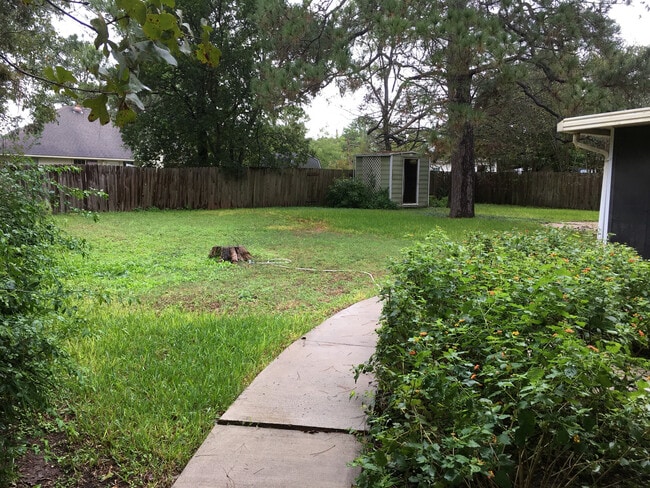 Building Photo - Fenced Yard - Close to Everything