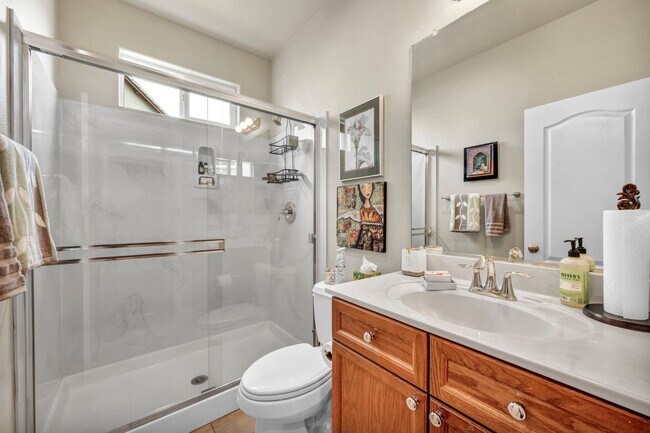 Building Photo - FULLY FURNISHED home with all utilities included and flexible lease options available.