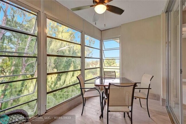 Building Photo - 3051 S Palm Aire Dr