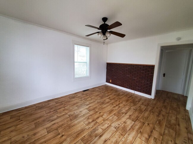 Building Photo - Get it now to see it. Perfect for young family. Great location