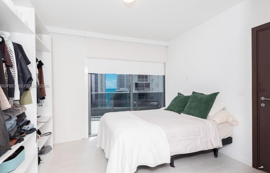 Building Photo - 1000 Brickell Plz