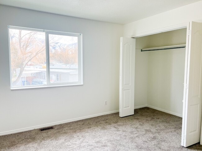 Building Photo - 12 Fairway Ln