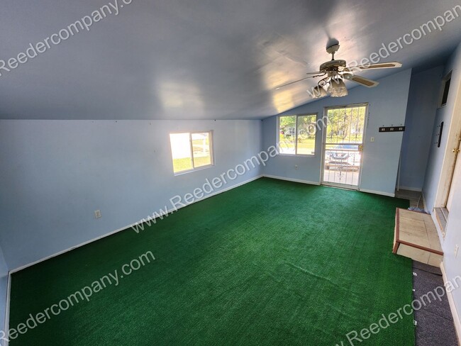 Building Photo - Spacious 3 bedroom 2 bathroom house Walkin...