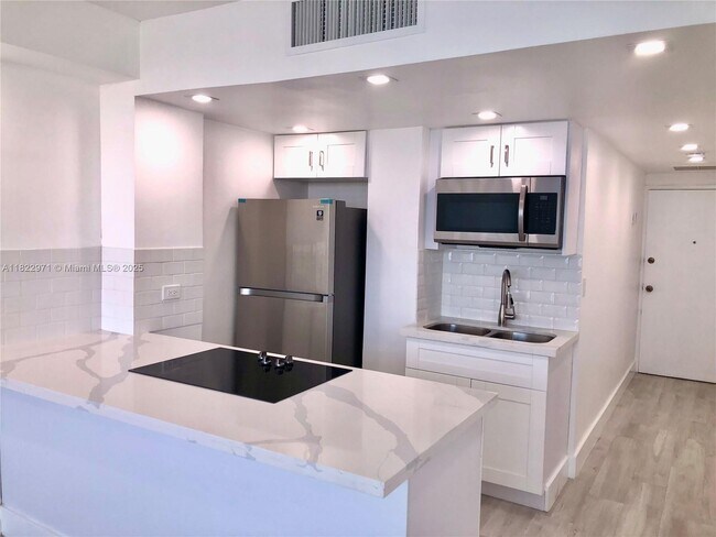 Building Photo - 905 Brickell Bay Dr