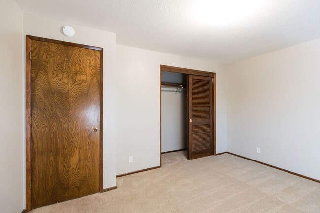 Building Photo - Immaculately maintained 3-bdr/1.5-bath ran...