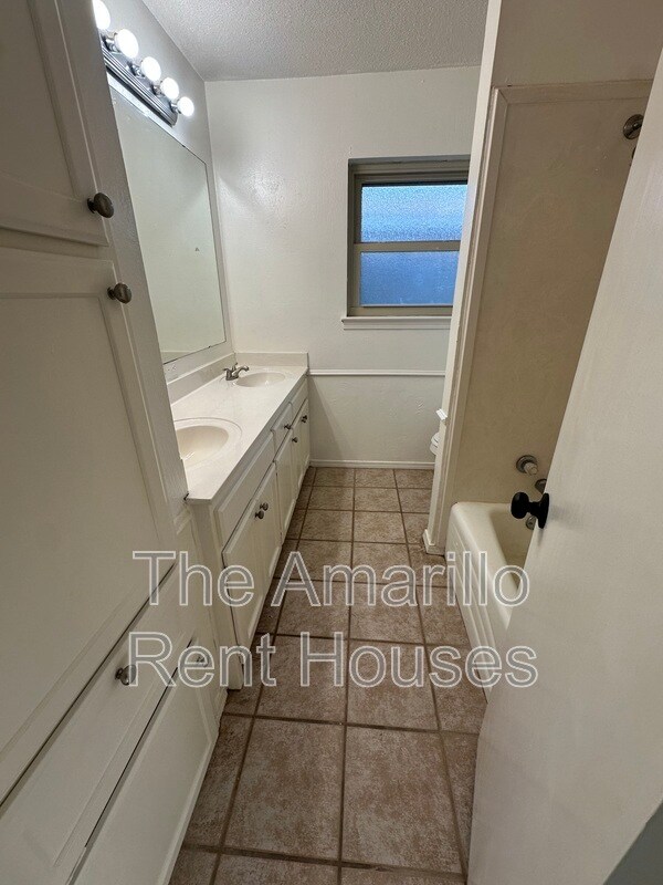 Building Photo - 5100 Mesa Cir
