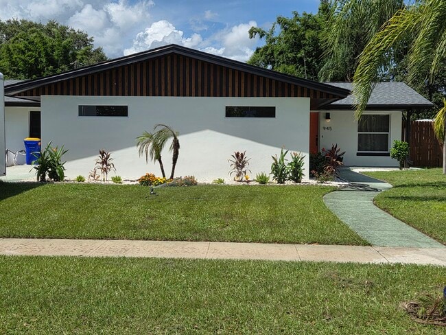 Building Photo - 945 Brookview Ln