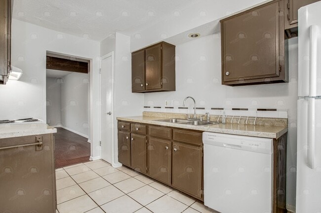 Building Photo - **Spacious 3-Bedroom Townhome with Partially Finished Basement and Off-Street Parking**