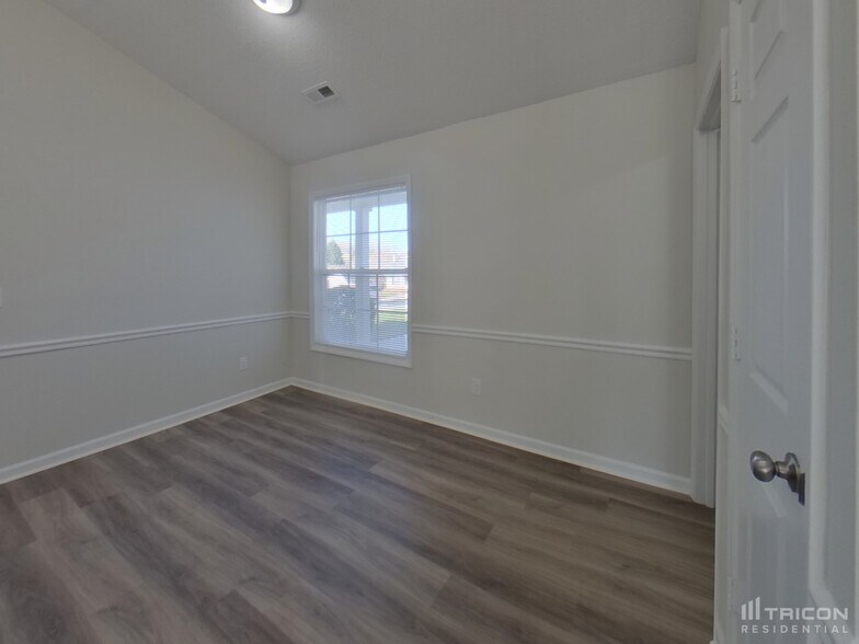 Building Photo - 3600 Amos Dr