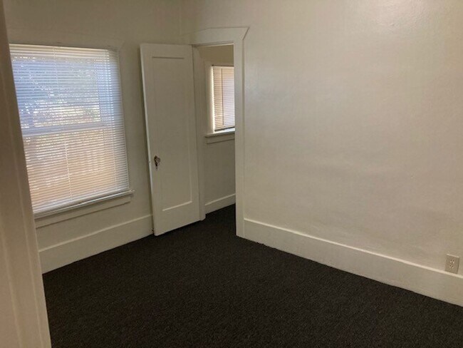 Building Photo - Great location, 2 bedroom, 1 bath home for rent