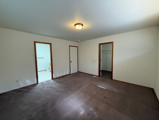 Building Photo - 4 Bed 2 Bath Home in Waterbury Meadows