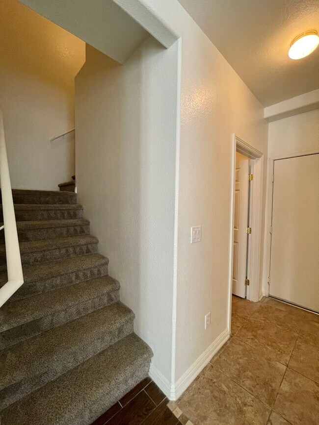Building Photo - Great Spacious 3 bedroom Townhome Available!
