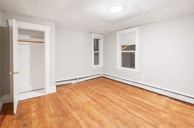 Building Photo - 15 1/2 Mendon St