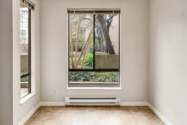 Building Photo - Sunny, 1 bedroom located on the 2nd floor ...