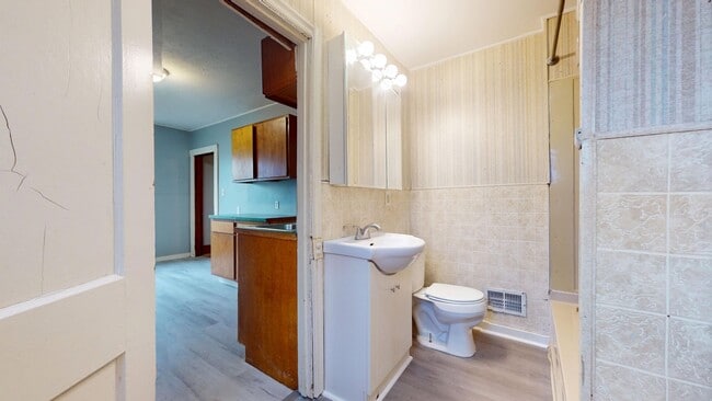 Building Photo - 3 Bedroom, Quiet Street Near Park!