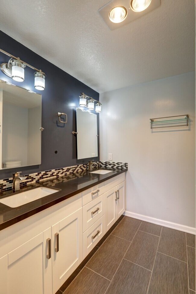 Building Photo - Amazing Bridle Trails 3BR 1.75BA Townhome ...