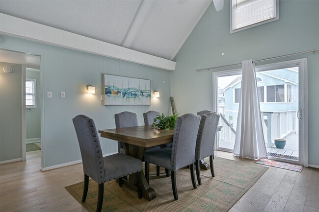 Building Photo - 16904 Beachcomber Dr