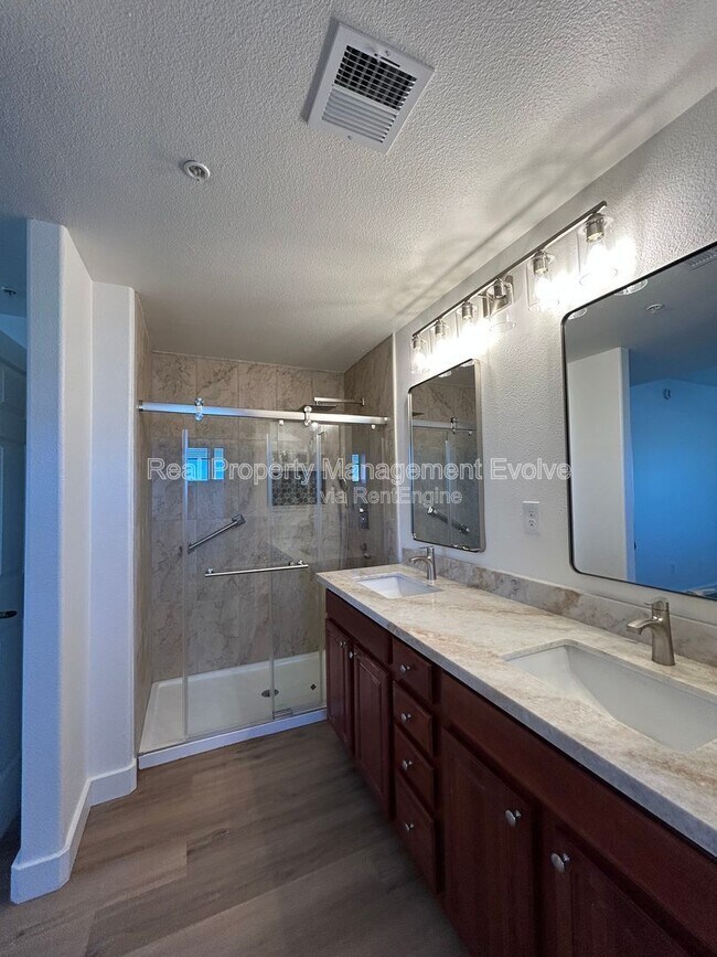 Building Photo - 920 E Devonshire Ave