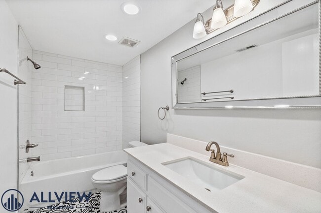Building Photo - Remodeled 2 Bed, 2 Bath Condo with Ocean V...