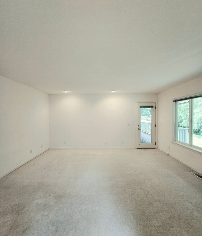 Building Photo - Single Level 3 Bedroom, 2.5 Bath Spacious Home For Rent in Port Ludlow!
