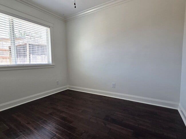 Building Photo - Adorable Beach-Close 2 Bedroom Bungalow in...