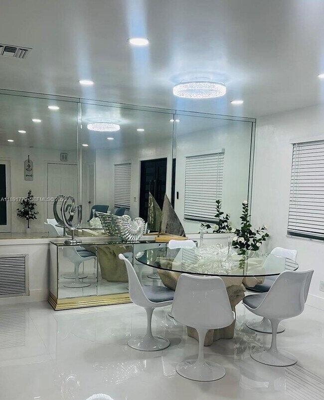 Building Photo - 541 SE 17th Ave