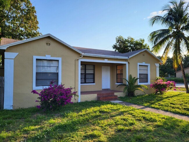 Building Photo - Renovated 4/2.5 Home with garage and large private backyard