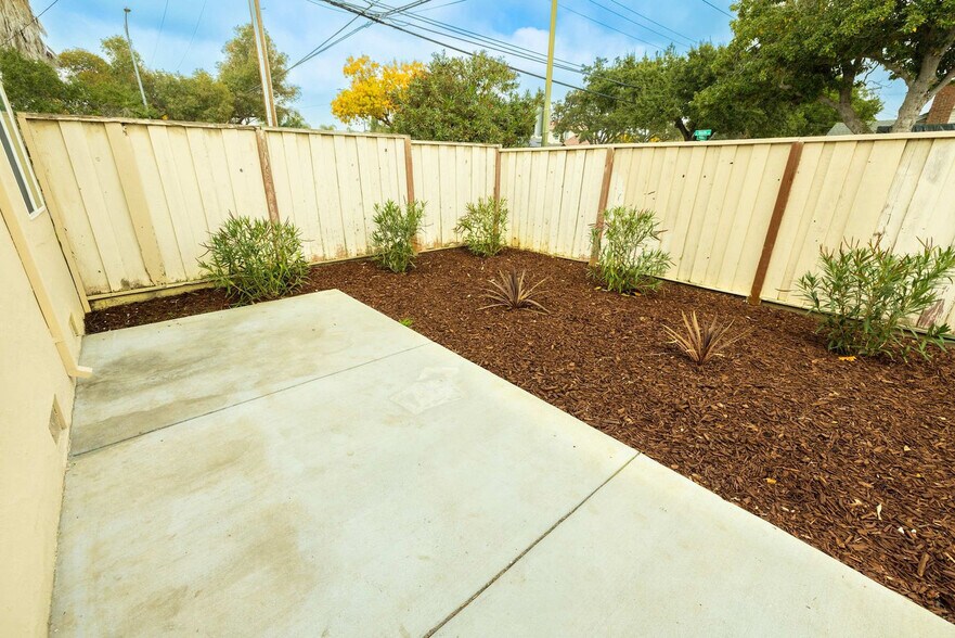 Building Photo - 240 E Hedding St